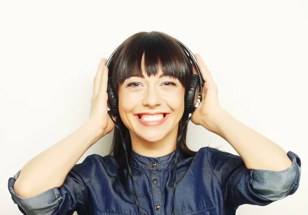 Młoda kobieta ze słuchawkami słuchająca muzyki — Zdjęcie stockowe