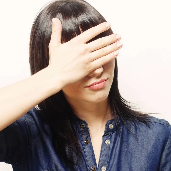 Mujer cubriendo sus ojos — Foto de Stock