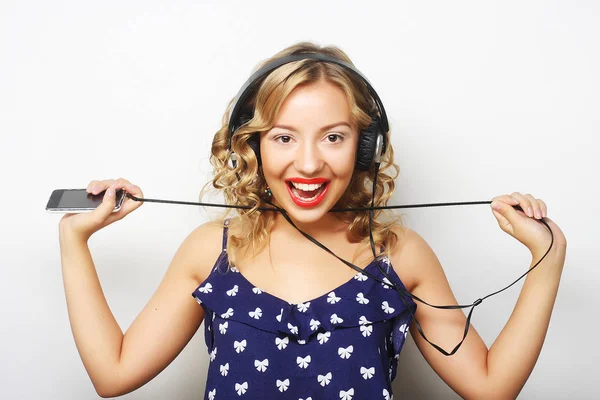 Joven mujer feliz con auriculares escuchando música — Foto de Stock