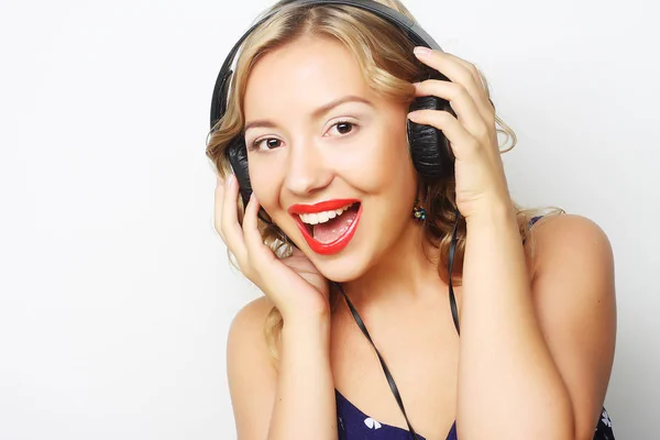 Joven mujer feliz con auriculares escuchando música —  Fotos de Stock