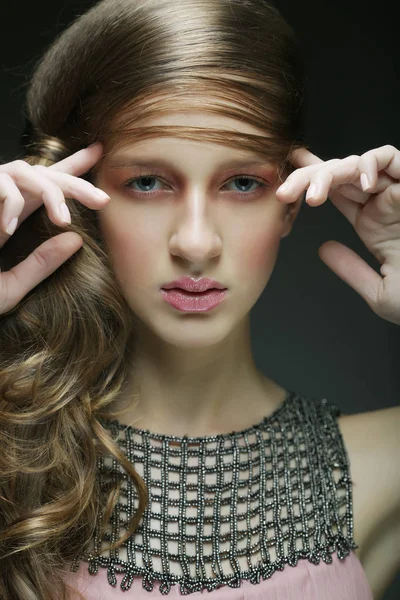 Bella donna con lunghi capelli biondi ricci . — Foto Stock