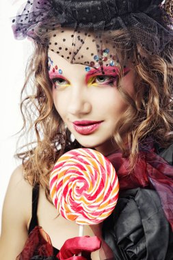 kadın bebek tarzı. Yaratıcı makyaj. Fantezi elbise.