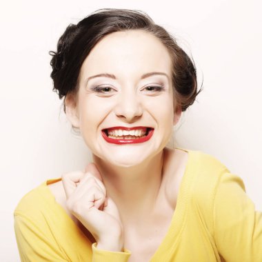 Güzel, genç, şaşkın kadın.