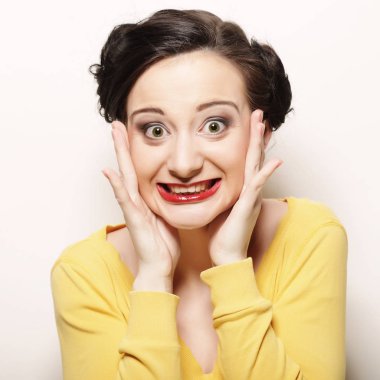 Güzel, genç, şaşkın kadın.