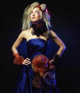 Yaratıcı makyajlı kadın