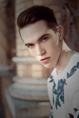 Şık delikanlı. Açık. 