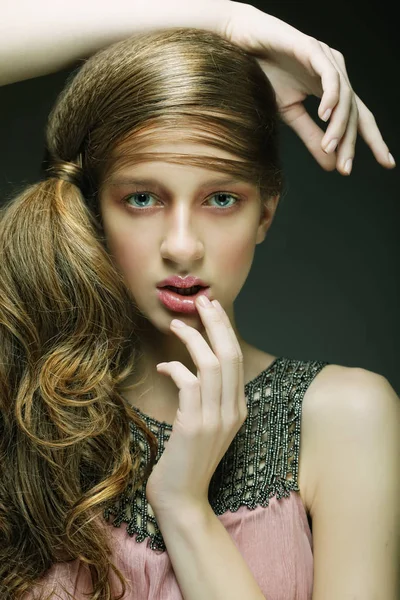 긴 금발 곱슬 머리를 가진 아름 다운 여자. — 스톡 사진