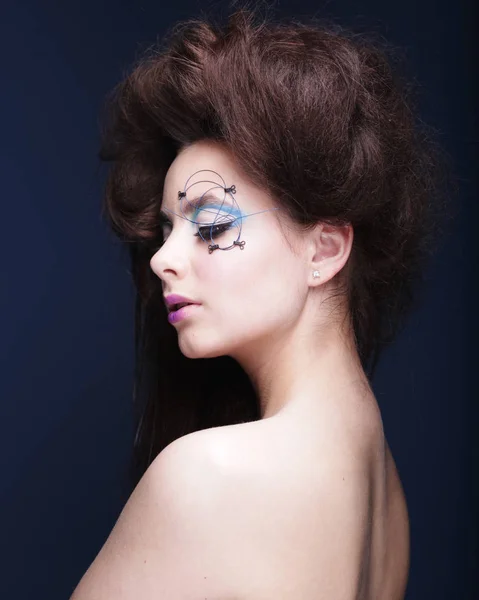 Hermosa mujer con corte de pelo creativo y brillante rostro — Foto de Stock