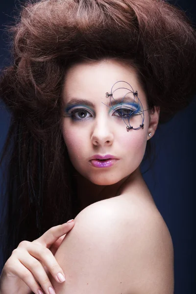 Hermosa mujer con corte de pelo creativo y brillante rostro — Foto de Stock