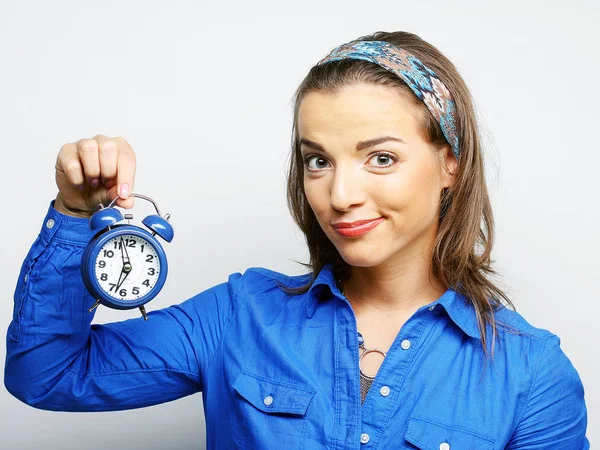Femeie tânără cu ceas cu alarmă — Fotografie, imagine de stoc