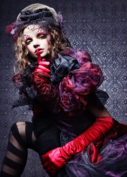 Vrouw in pop-stijl. Creatieve make-up. Fantasie jurk. — Stockfoto
