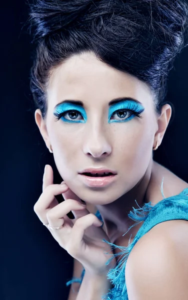 Mujer joven con increíble peinado en vestido azul . — Foto de Stock
