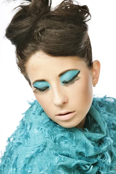 Fiatal nő csodálatos frizura-kék ruha. — Stock Fotó