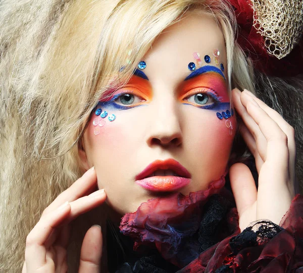 Kobieta z kreatywnym makijażem — Zdjęcie stockowe