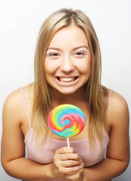 Bella giovane donna con grande lecca-lecca colorato — Foto Stock