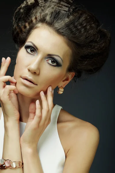 Femme élégante avec maquillage de luxe et coiffure — Photo