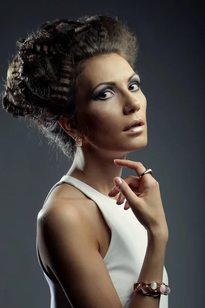 Mujer elegante con maquillaje de lujo y peinado — Foto de Stock