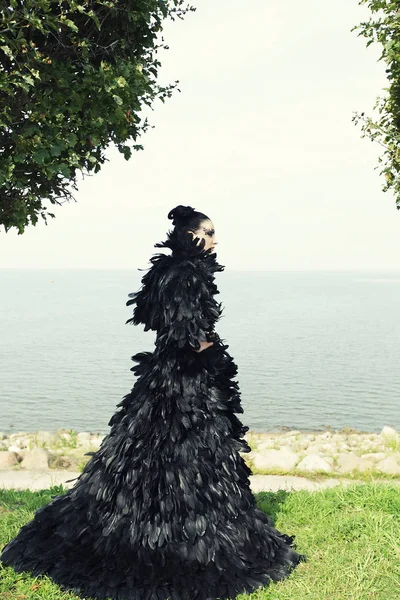 Fashion woman posing near the sea. — Stock Photo, Image