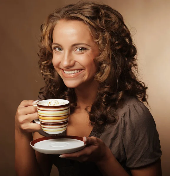 お茶やコーヒーを飲む少女 — ストック写真