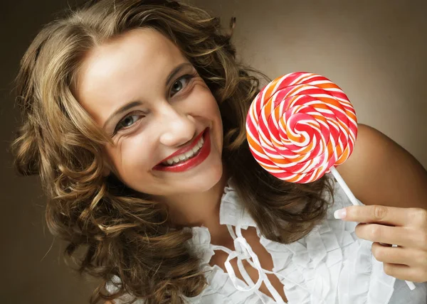 Lutscher in der Hand. schönes Mädchen mit Süßigkeiten. — Stockfoto