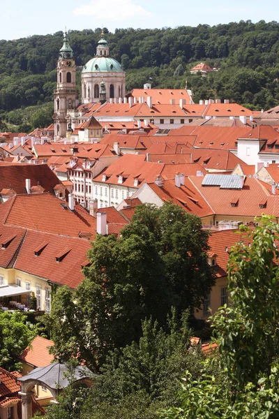 Casas com telhados vermelhos tradicionais em Praga — Fotografia de Stock