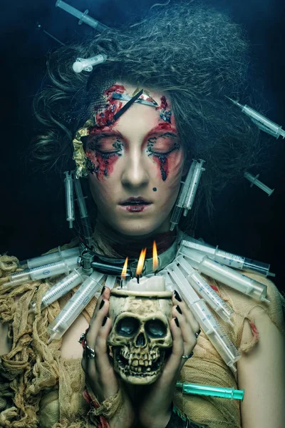 Imagina una hermosa mujer de fantasía con cráneo . — Foto de Stock