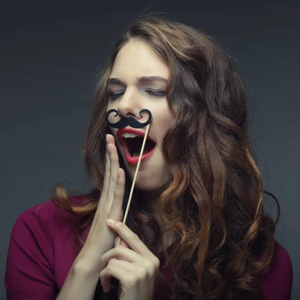 Flickan bär falska mustascher. — Stockfoto