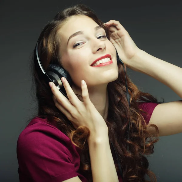 戴耳机听音乐的年轻女人 — 图库照片