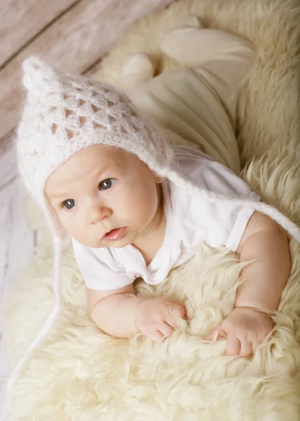 白い帽子でかわいい赤ちゃん — ストック写真