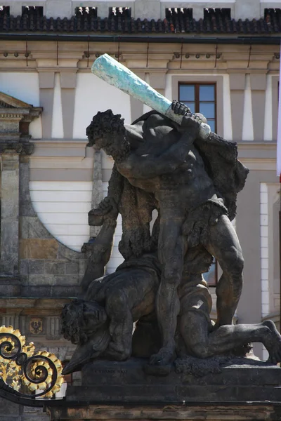 Statue på portalen fra slottet – stockfoto