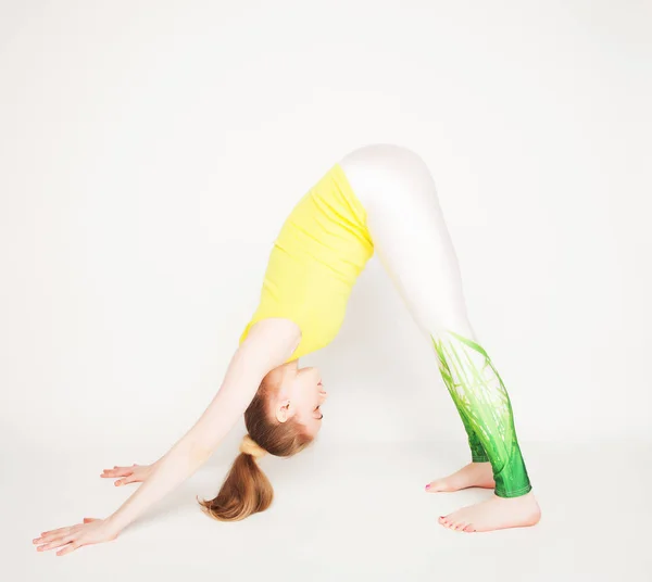 Joven hermosa yoga posando — Foto de Stock