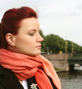 genç kadın köprüde açık 