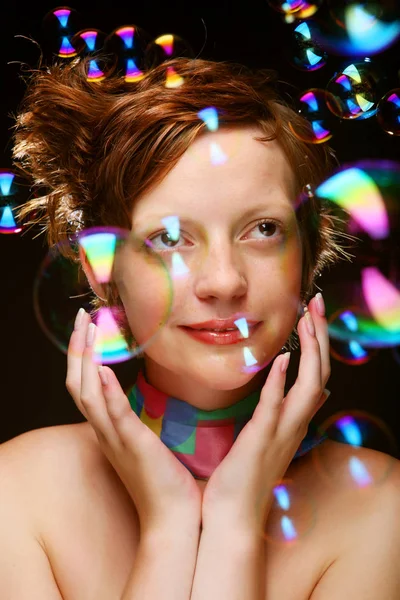 Jovem mulher soprando bolhas de sabão — Fotografia de Stock