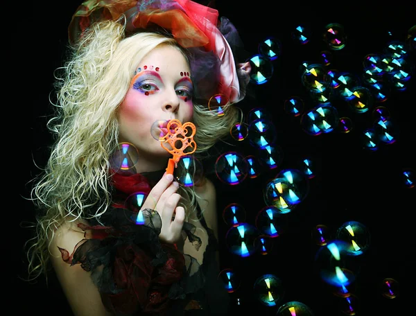 Modelo de moda com maquiagem criativa soprando bolhas de sabão — Fotografia de Stock