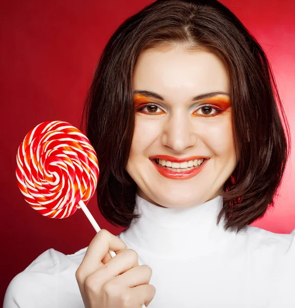 Porträtt av ung kvinna med lollipop — Stockfoto