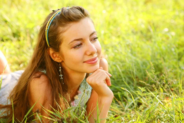 Young woman outdoor in the grass in summertime — Stock Photo, Image