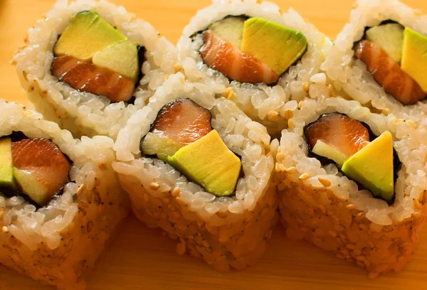 Rollen met garnalen, krab en avocado — Stockfoto