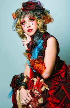 Oyuncak bebek gibi giyinmiş bir kadın resmi. Yaratıcı makyaj.