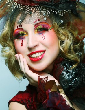 sanatsal makyajlı Bayan. Bebek stil. 