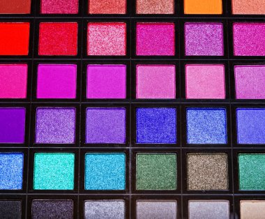 çok renkli göz gölgeleri kapanıyor