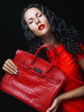 bir çanta modeli. stüdyoda poz 