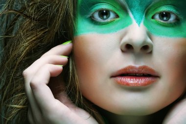 Yaratıcı makyajlı kadın
