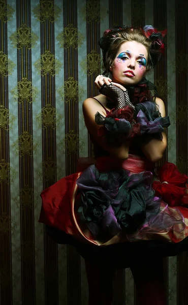 Mode skott av kvinna i docka stil. Kreativ sammansättning. — Stockfoto