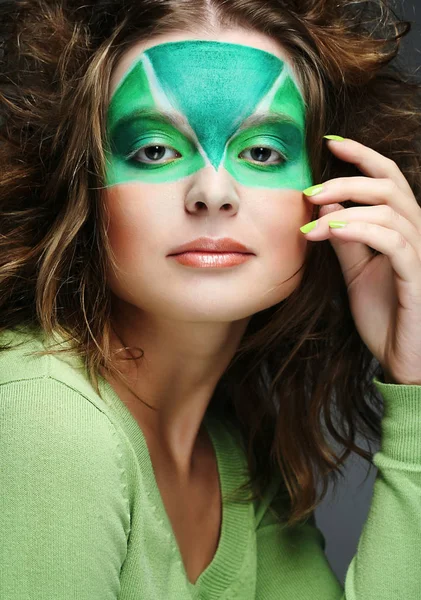 Kobieta z kreatywnym makijażem — Zdjęcie stockowe