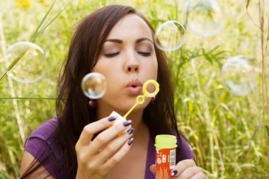 kadın sabun köpüğü başlar 