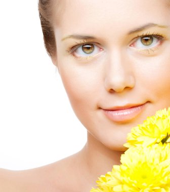 kadın yüzü ile sarı krizantem