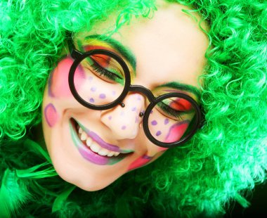 Yaratıcı görünüşlü çılgın kadın.