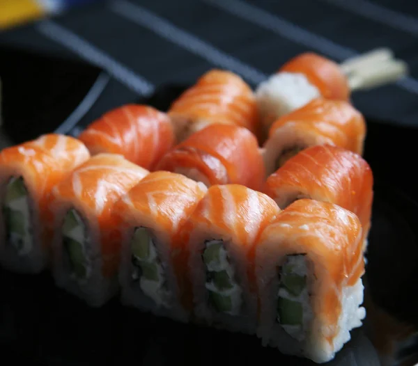 Sushi japonês na placa preta — Fotografia de Stock