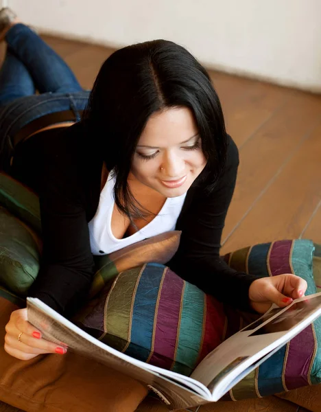 Vrouw is het lezen van het tijdschrift — Stockfoto