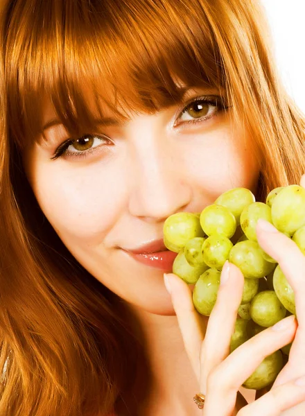Женщина с гроздью винограда — стоковое фото